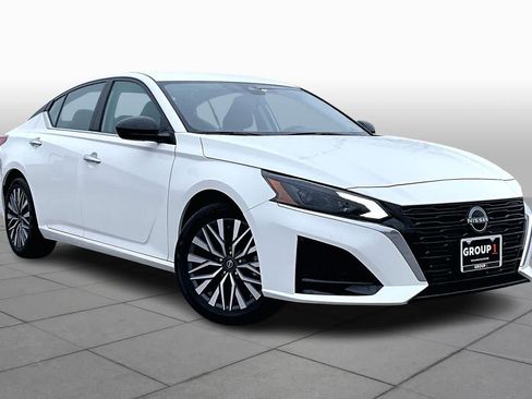 Used 2025 Nissan Altima 2.5 SV image 2