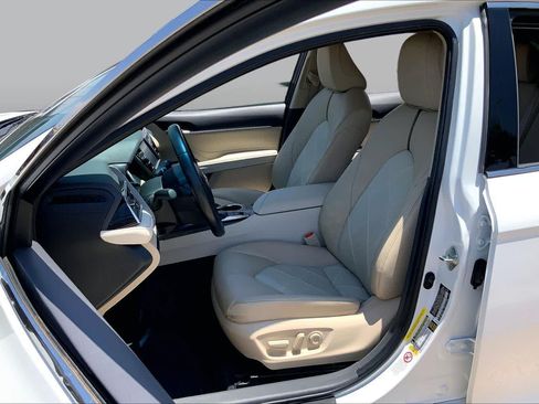 Used 2018 Toyota Camry XLE FWD image 8
