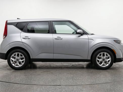 Used 2025 Kia Soul LX w/ LX Technology Package FWD image 9