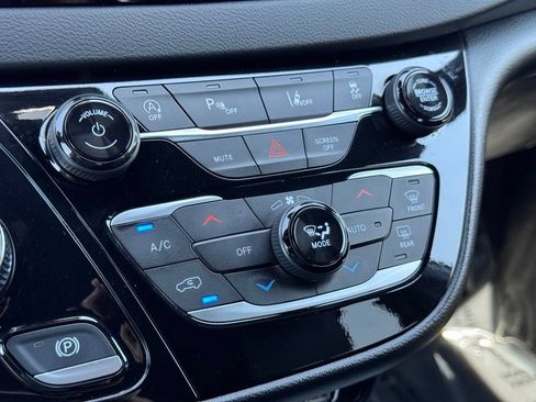 Used 2025 Chrysler Pacifica Select FWD image 13