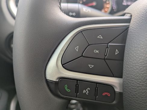 Used 2018 Jeep Renegade Latitude FWD image 21