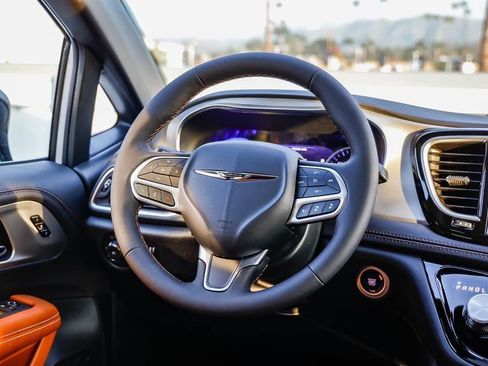 New 2026 Chrysler Pacifica Pinnacle image 16