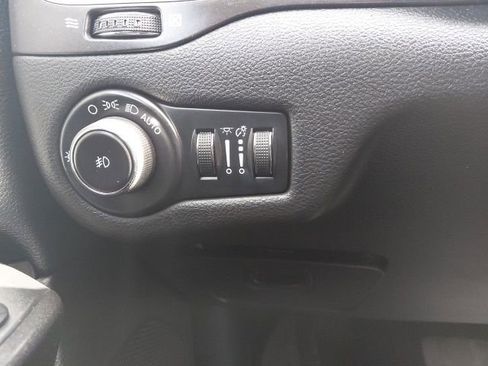 Used 2019 Jeep Cherokee Trailhawk w/ Cold Weather Group AWD/4WD image 16