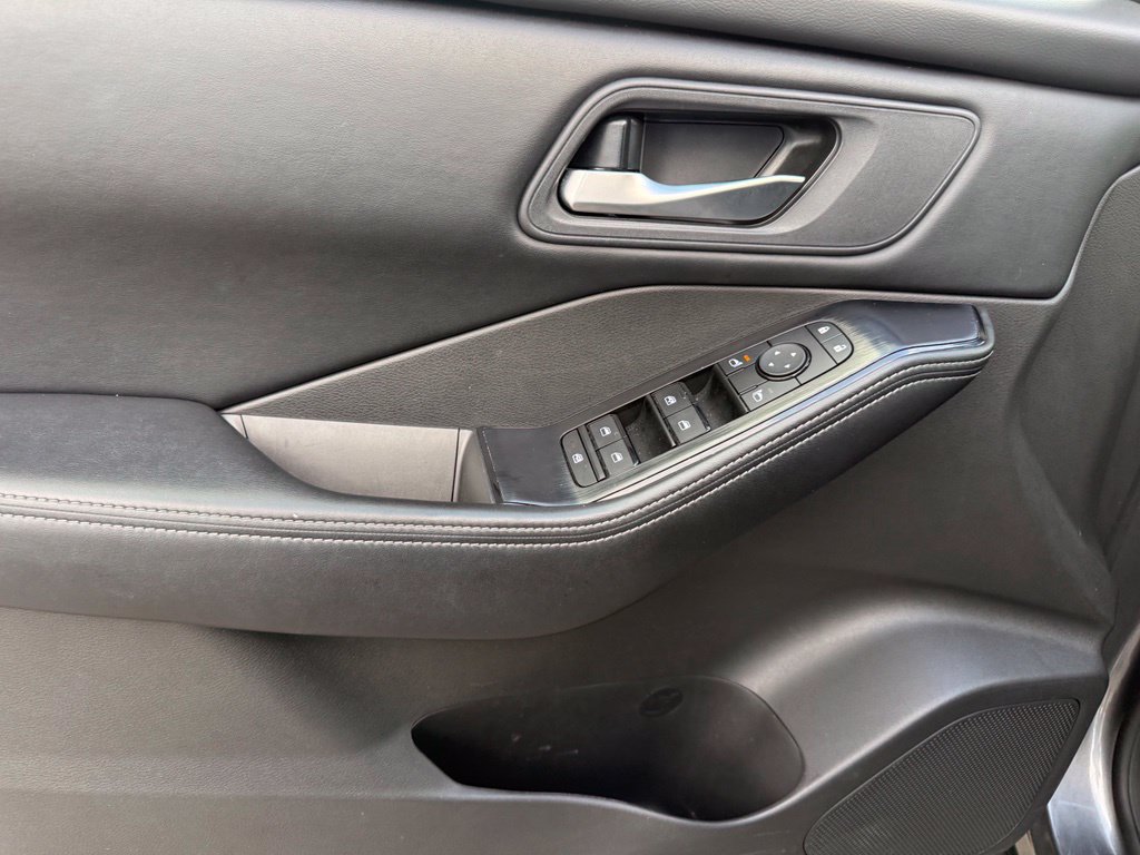 Used 2025 Nissan Rogue SV AWD/4WD image 5