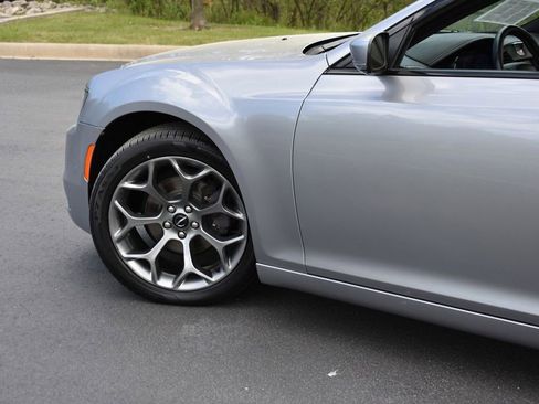 Used 2018 Chrysler 300 S w/ 300S Premium Group RWD image 9