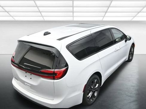 New 2026 Chrysler Pacifica Select image 16