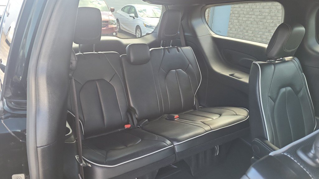 Used 2026 Chrysler Pacifica Limited FWD image 23