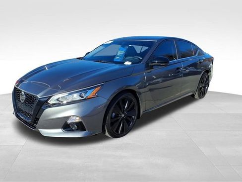 Used 2022 Nissan Altima 2.5 SR w/ Midnight Edition Package image 2