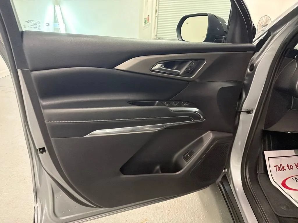 Used 2025 Chevrolet Traverse LT FWD image 13