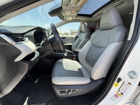 Used 2019 Toyota RAV4 XLE Premium w/ Carpet Mat Package FWD image 15