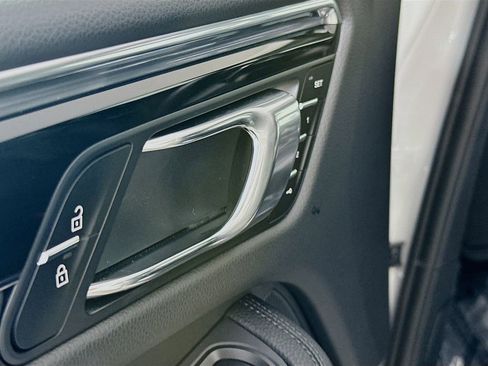 Certified 2025 Porsche Macan image 20