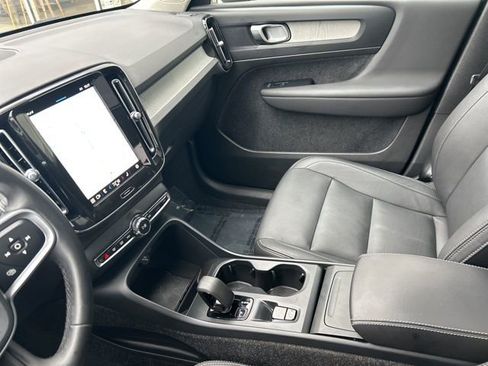 Certified 2025 Volvo XC40 B5 Core image 19