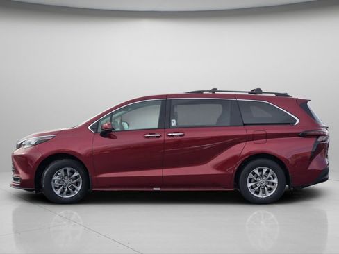 New 2026 Toyota Sienna XLE image 18