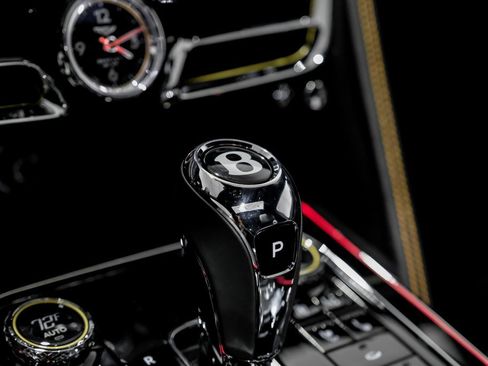 Used 2024 Bentley Flying Spur V8 image 21