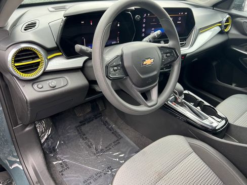 Used 2025 Chevrolet Trax LT FWD image 18