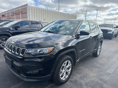 Used 2024 Jeep Compass Sport image 2