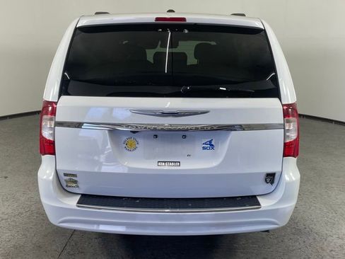 Used 2016 Chrysler Town & Country Touring FWD image 6