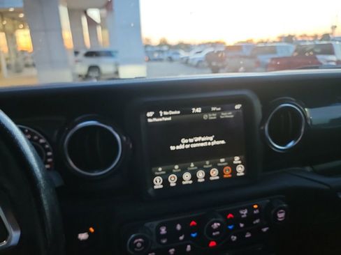 Used 2021 Jeep Wrangler Unlimited Rubicon w/ Dual Top Group AWD/4WD image 3
