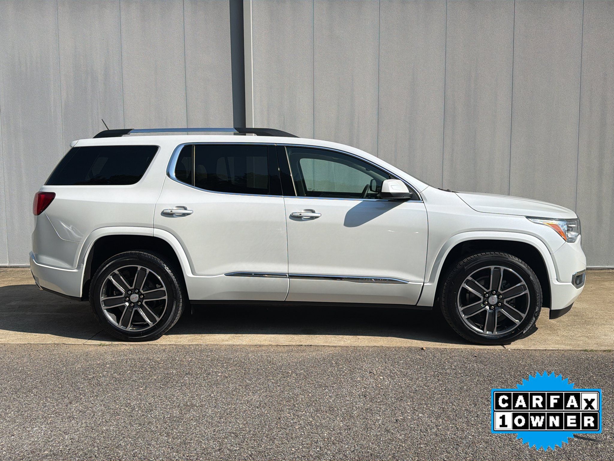 Used 2019 GMC Acadia Denali w/ Technology Package FWD image 2