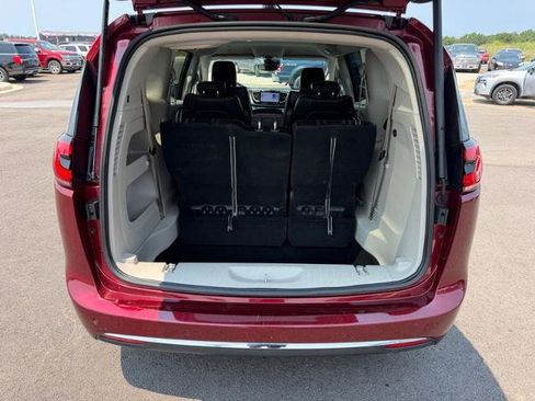 Used 2023 Chrysler Pacifica Touring-L FWD image 7