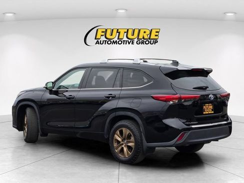 Used 2023 Toyota Highlander Bronze Edition FWD image 7