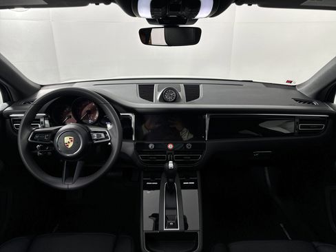 Used 2025 Porsche Macan image 17