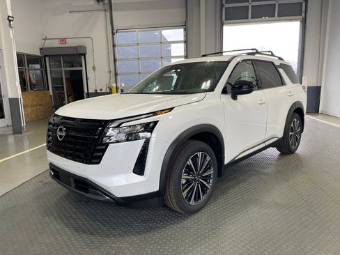 New 2026 Nissan Pathfinder Platinum FWD image 4