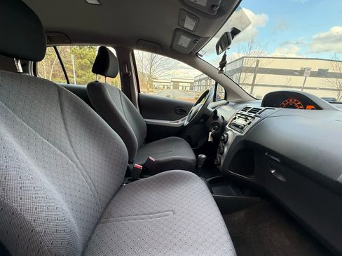 Used 2010 Toyota Yaris 4-Door Hatchback image 18