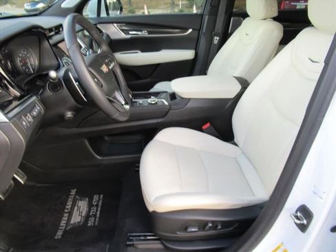 Used 2023 Cadillac XT6 Sport w/ Technology Package image 18