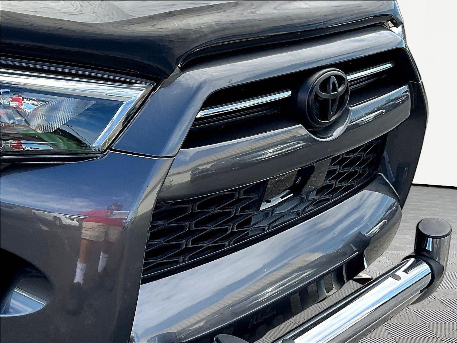 Used 2020 Toyota 4Runner SR5 AWD/4WD image 32