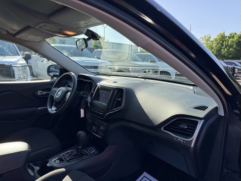 Used 2019 Jeep Cherokee Latitude w/ Popular Appearance Group FWD image 9