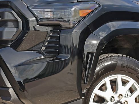 Used 2025 Toyota Tacoma SR5 AWD/4WD image 11