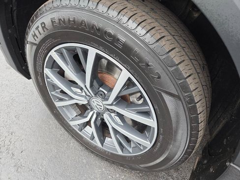 Used 2019 Volkswagen Tiguan SE w/ Panoramic Sunroof Package image 11