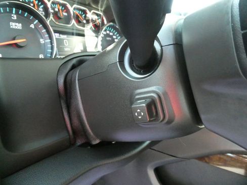 Used 2020 Chevrolet Suburban LT image 32