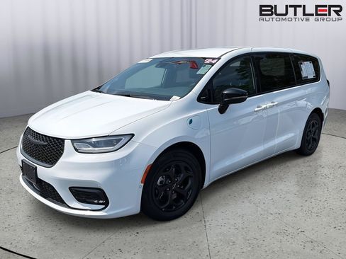 Used 2024 Chrysler Pacifica Limited FWD image 1