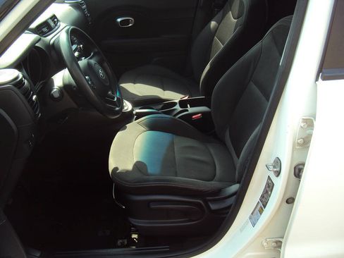Used 2015 Kia Soul FWD image 6