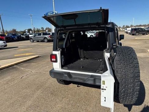 Used 2018 Jeep Wrangler Unlimited Sport S image 29