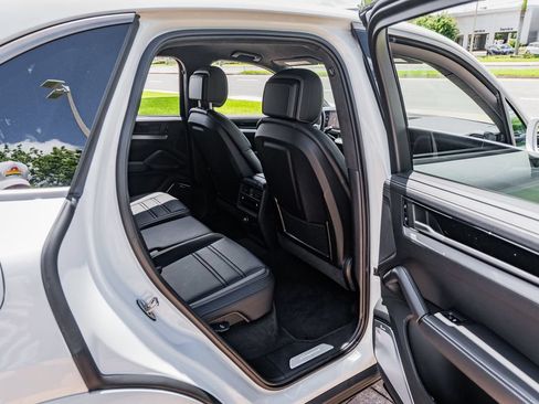 Used 2025 Porsche Cayenne Turbo AWD/4WD image 39
