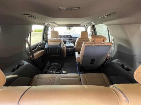 Used 2022 Cadillac Escalade Premium Luxury AWD/4WD image 12