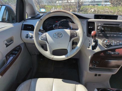 Used 2013 Toyota Sienna XLE FWD image 14
