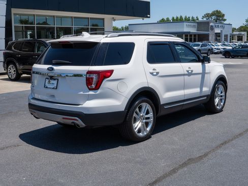 Used 2017 Ford Explorer XLT w/ Equipment Group 202A FWD image 3