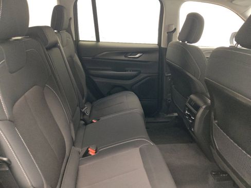 Used 2023 Jeep Grand Cherokee Laredo AWD/4WD image 19