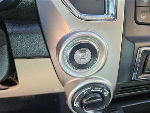 Used 2019 Nissan Titan SL image 16