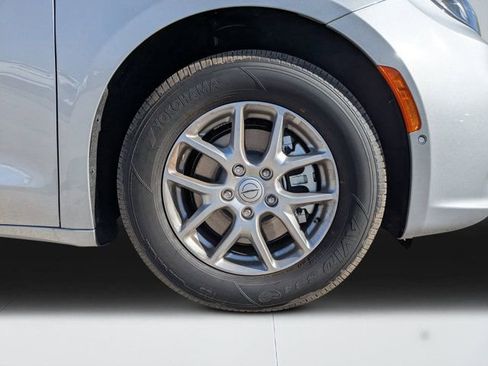 New 2026 Chrysler Pacifica Select image 10