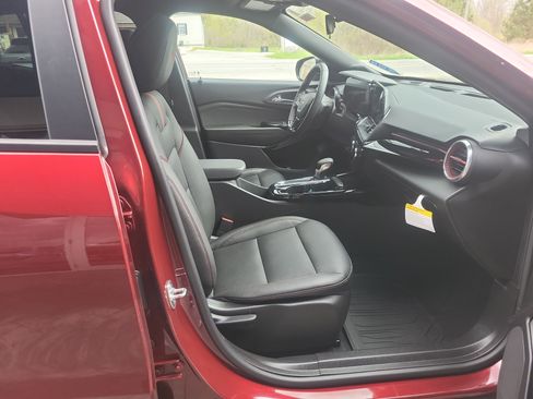 Certified 2024 Chevrolet Trax RS w/ Driver Confidence Package FWD image 17