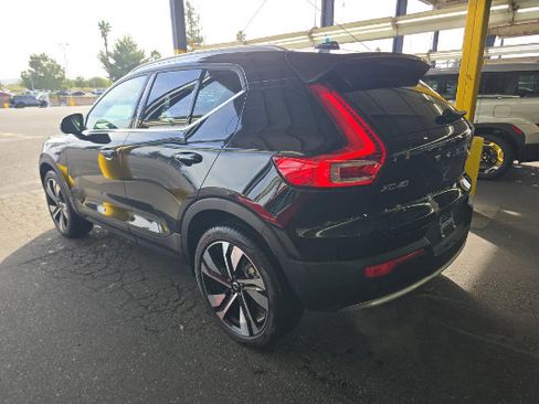 Used 2025 Volvo XC40 B5 Ultra AWD/4WD image 2