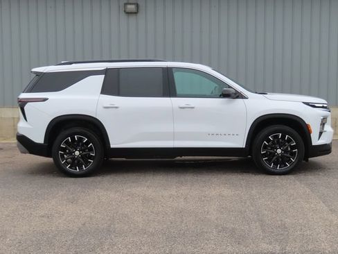 Used 2025 Chevrolet Traverse LT w/ Sun and Wheel Package AWD/4WD image 2