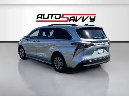 Used 2025 Toyota Sienna XLE w/ XLE Plus Package FWD image 5