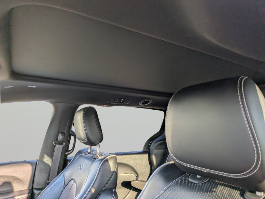 Used 2025 Chrysler Pacifica Limited FWD image 23