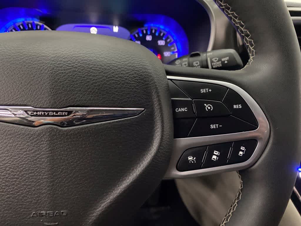 Used 2024 Chrysler Pacifica Touring-L FWD image 21